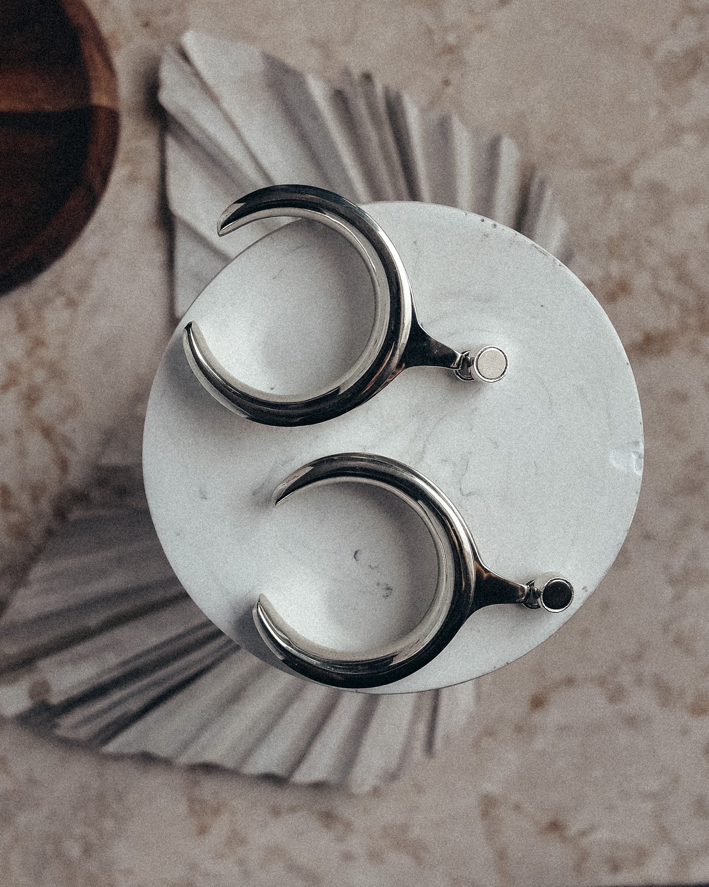 Magnetic White Brass Saddles